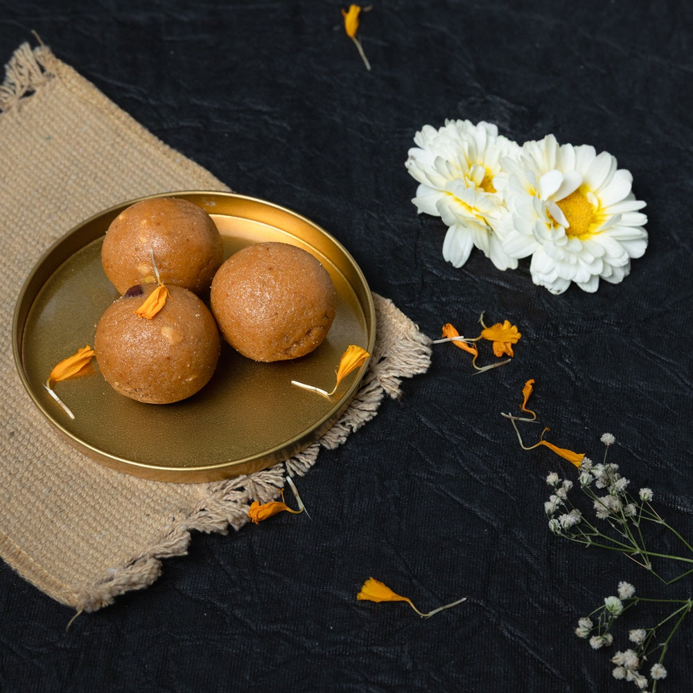 Besan Laddu – Authentic Indian Sweets | Made with Home-Ground Gram Flour & Pure Ghee | Traditional Mithai | Perfect for Festivals & Gifting | 200g - SMJ Sweets and Snacks